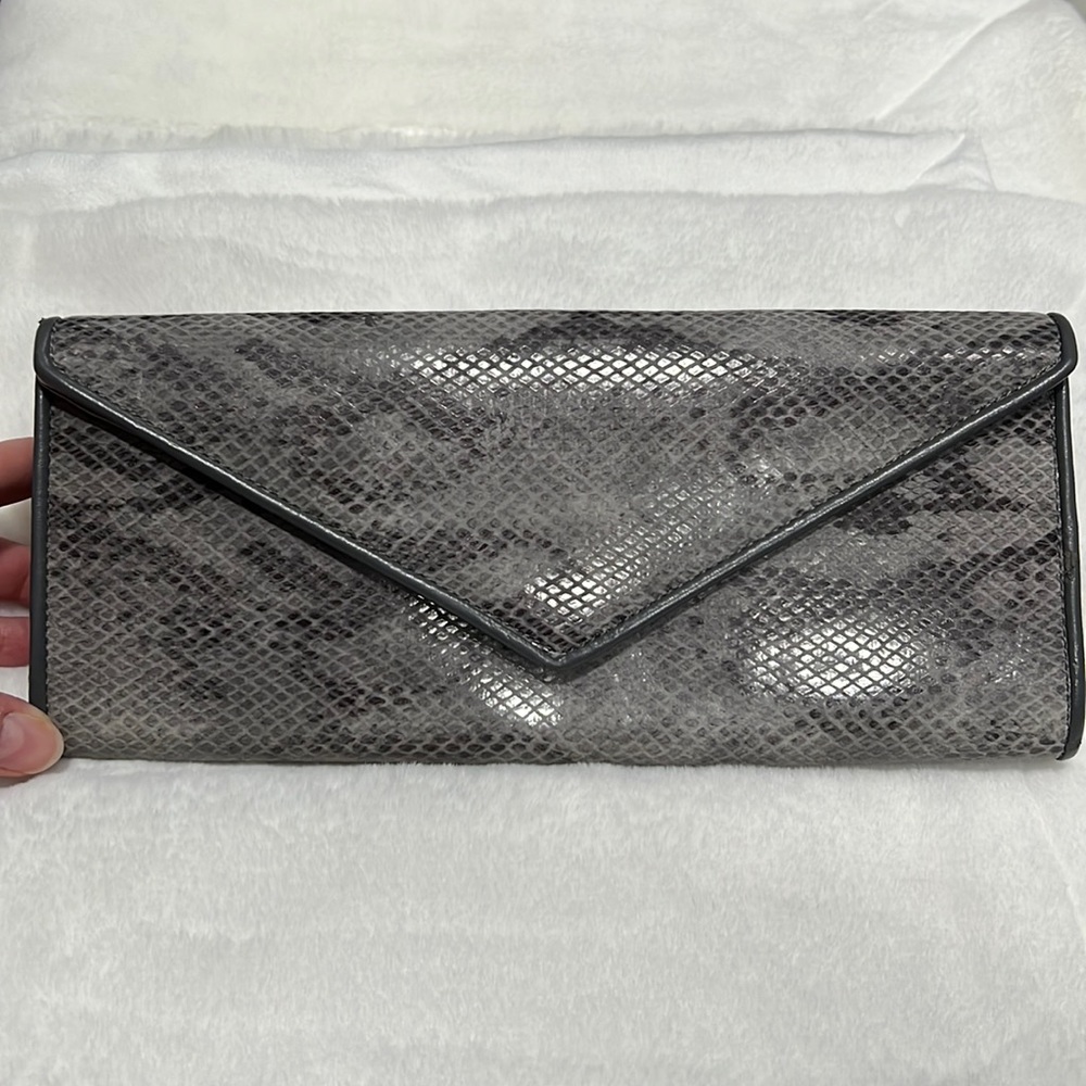 Aldo clutch
